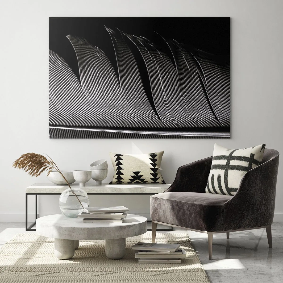 Quadro su vetro - Primo piano in bianco e nero di una piuma, ripresa contro una luce contrastante. - 70x50cm - Piuma: struttura meravigliosa - Decorazione murale moderna per soggiorno e camera da letto ARTTOR