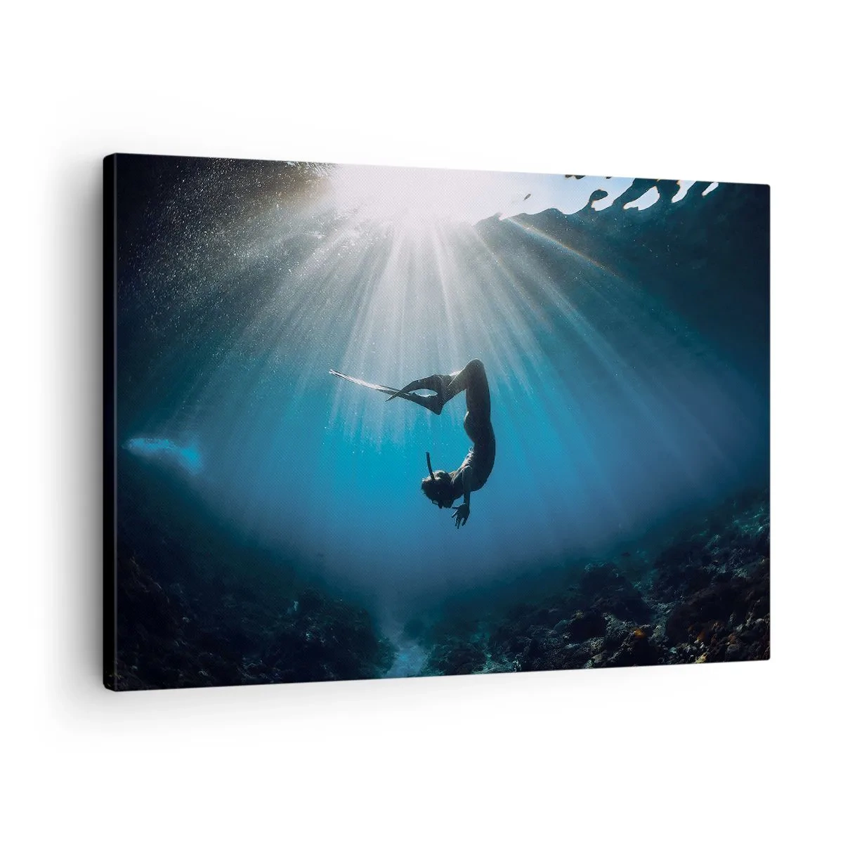 Quadro su tela - Stampe su Tela - Un subacqueo che galleggia in un raggio di luce sott'acqua - 70x50cm - Danza subacquea - Decorazione murale moderna per soggiorno e camera da letto ARTTOR