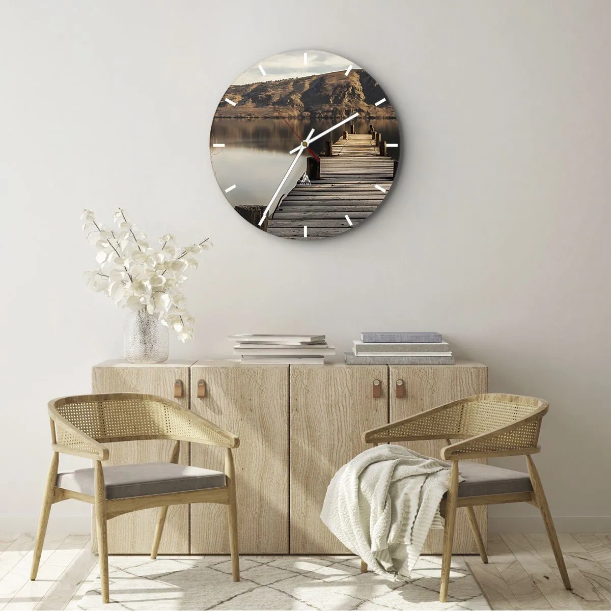 Orologio da parete - Orologio in Vetro - Un ponte di legno conduce a un tranquillo lago tra le montagne. - 30x30cm - Paesaggio nel silenzio - Decorazione murale moderna per soggiorno, cucina e camera da letto ARTTOR