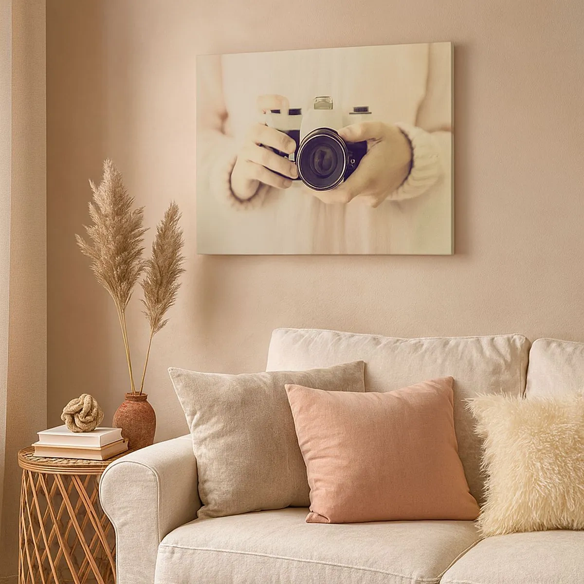 Quadro su tela - Stampe su Tela - Macchina fotografica retrò tenuta in mano su uno sfondo chiaro - 70x50cm - Per vedere meglio... - Decorazione murale moderna per soggiorno e camera da letto ARTTOR