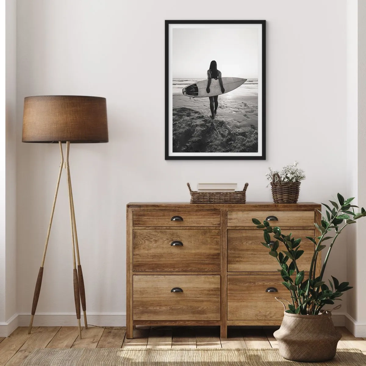 Poster in cornice nera - Donna con una tavola da surf sulla spiaggia al tramonto - 50x70cm - La figlia dell'onda marina - Decorazione murale moderna per soggiorno e camera da letto ARTTOR