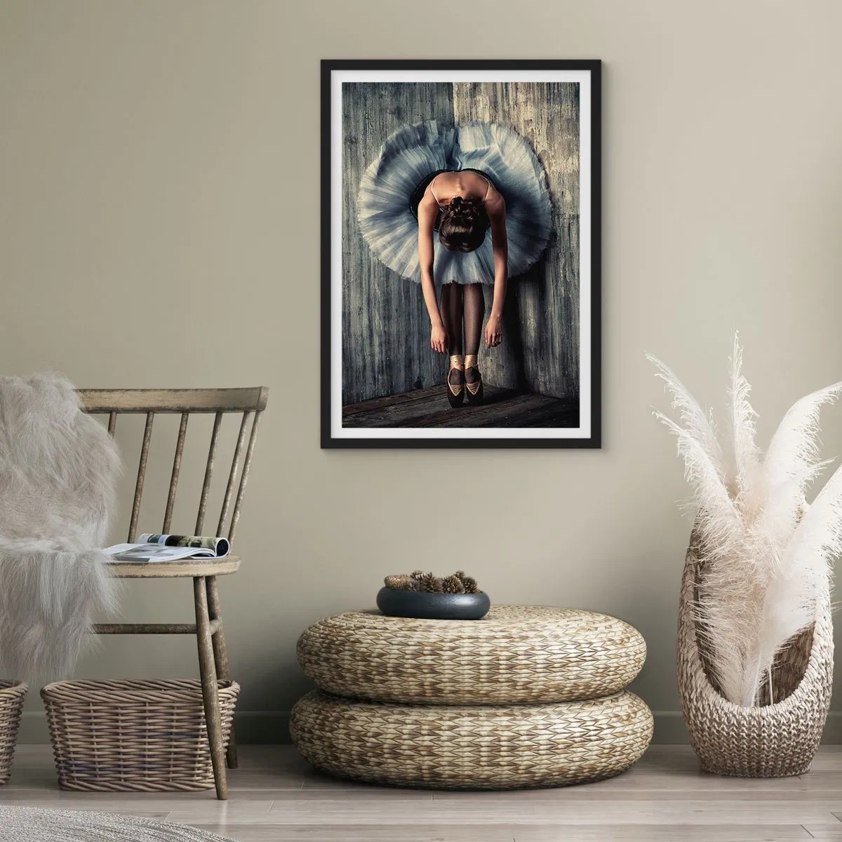 Poster in cornice nera - Un'elegante ballerina in una posa classica contro un muro grezzo. - 50x70cm - Quando la musica tace - Decorazione murale moderna per soggiorno e camera da letto ARTTOR