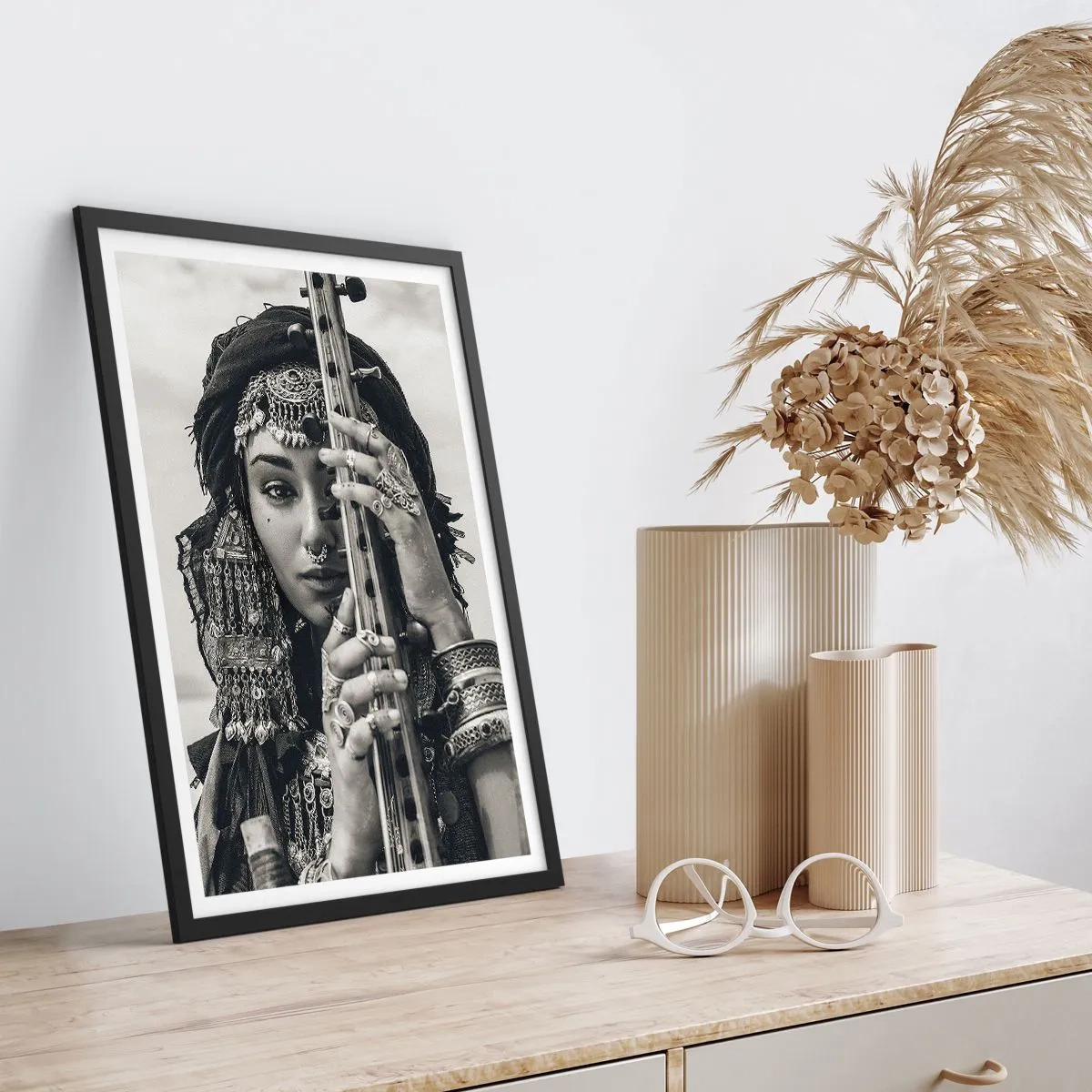 Poster in cornice nera - Ritratto di donna con decorazioni orientali d'epoca - 50x70cm - La musica dell'oriente - Decorazione murale moderna per soggiorno e camera da letto ARTTOR