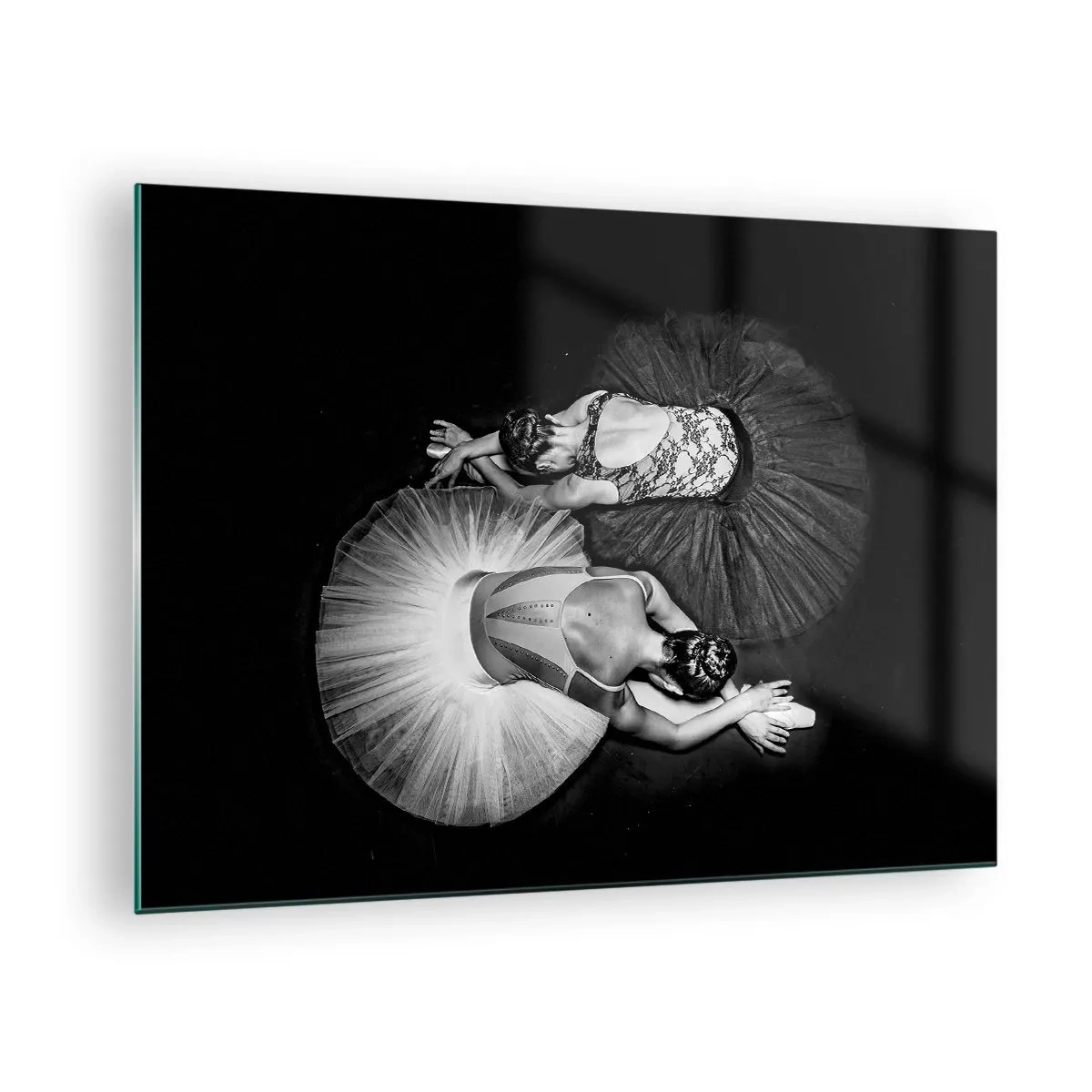 Quadro su vetro - Due ballerine in posa di riposo indossando tutù bianchi e neri - 70x50cm - Yin e yang - equilibrio ideale - Decorazione murale moderna per soggiorno e camera da letto ARTTOR