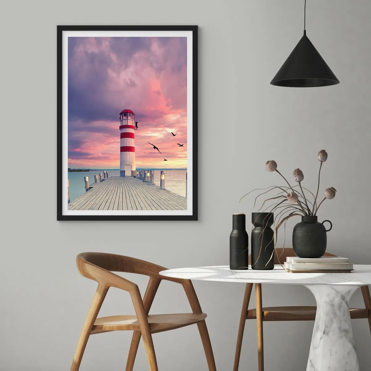 Poster in cornice nera - Faro sullo sfondo del tramonto - 50x70cm - Tempo di tornare in porto - Decorazione murale moderna per soggiorno e camera da letto ARTTOR