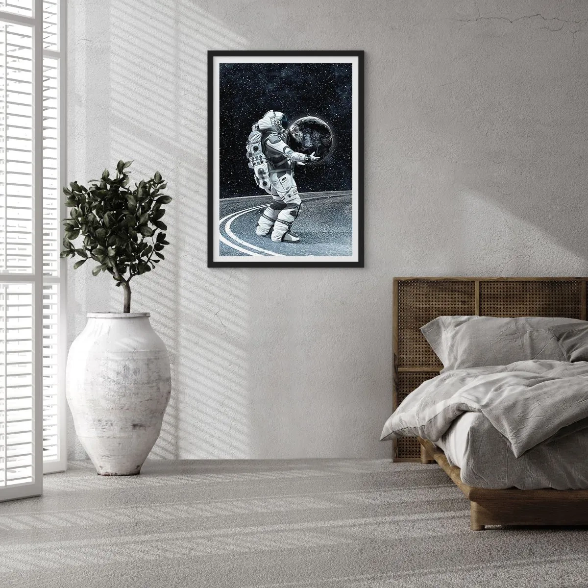 Poster in cornice nera - Un astronauta nello spazio che tiene in mano una sfera che ricorda la Terra. - 50x70cm - Sulla Via Lattea - Decorazione murale moderna per soggiorno e camera da letto ARTTOR