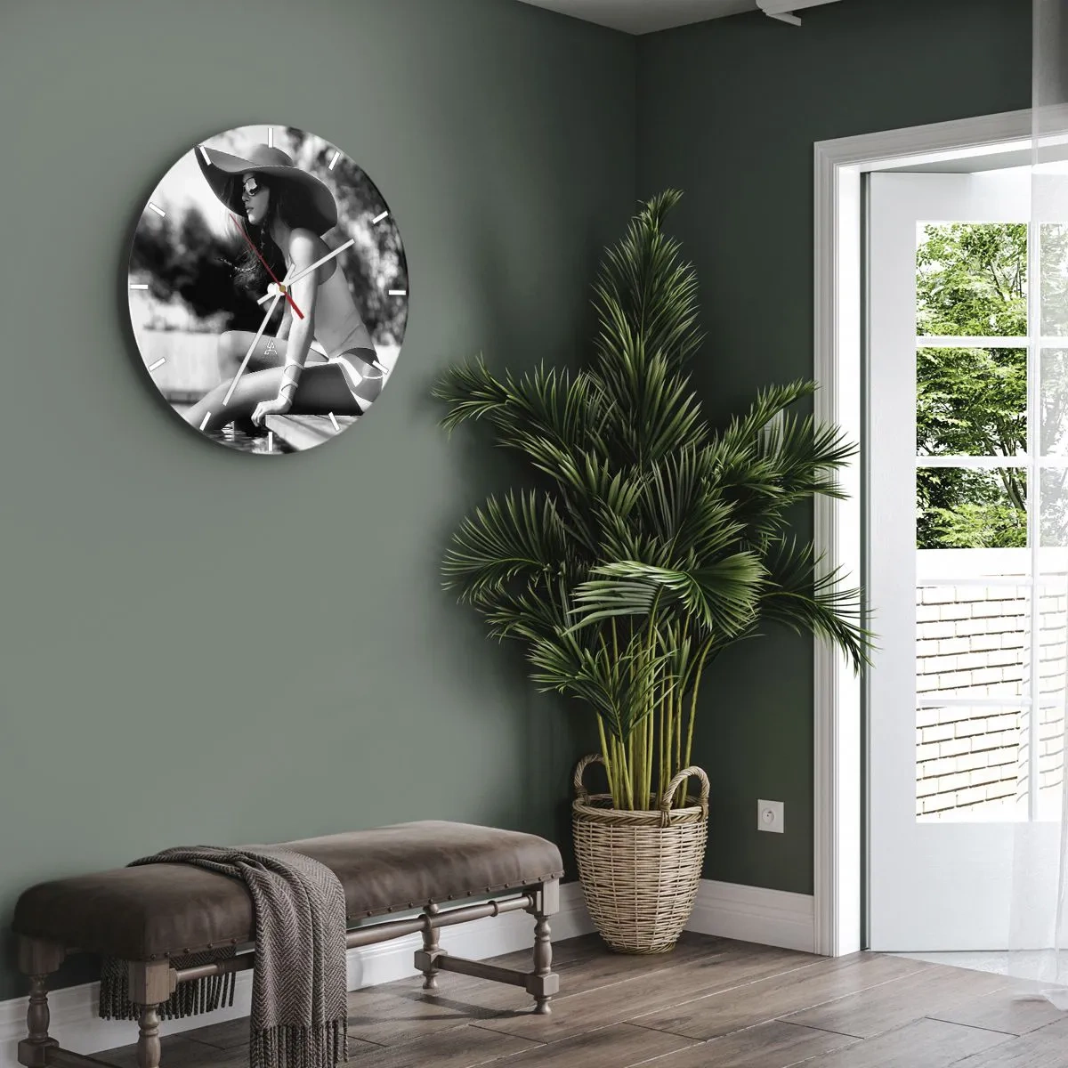 Orologio da parete - Orologio in Vetro - Ritratto di donna elegante con cappello e occhiali da sole a bordo piscina - 30x30cm - Sogno estivo - Decorazione murale moderna per soggiorno, cucina e camera da letto ARTTOR