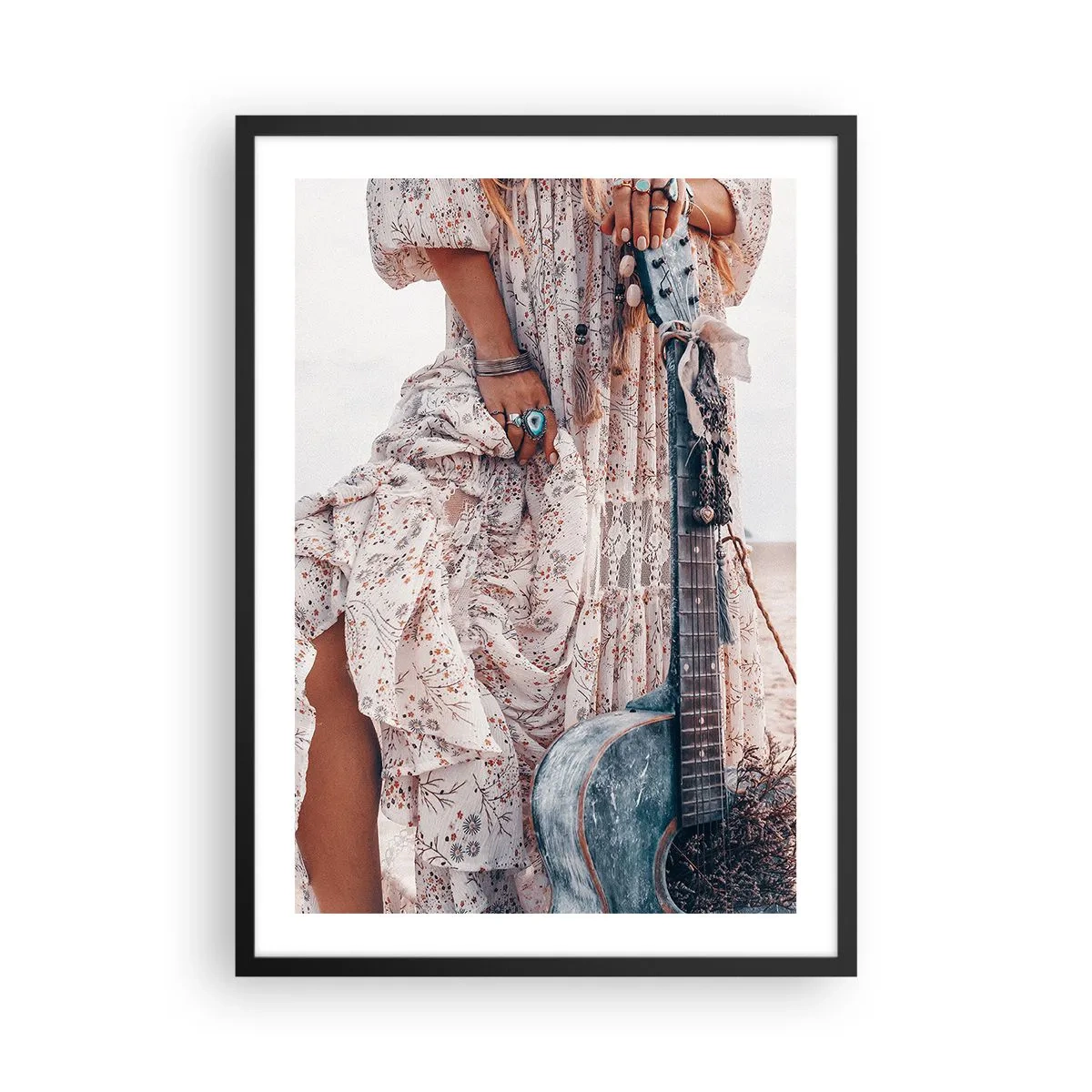 Poster in cornice nera - Un frammento di un vestito con ornamenti e una chitarra in stile boho - 50x70cm - Figli dei fiori in cammino - Decorazione murale moderna per soggiorno e camera da letto ARTTOR