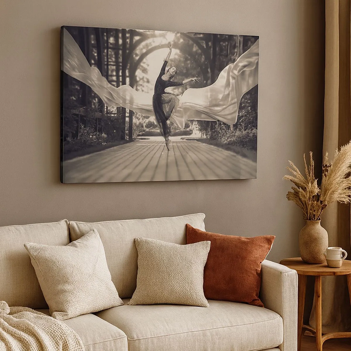Quadro su tela - Stampe su Tela - Una ballerina con un abito svolazzante esegue un salto sullo sfondo di un giardino bianco e nero. - 70x50cm - La danza dello spirito del giardino - Decorazione murale moderna per soggiorno e camera da letto ARTTOR