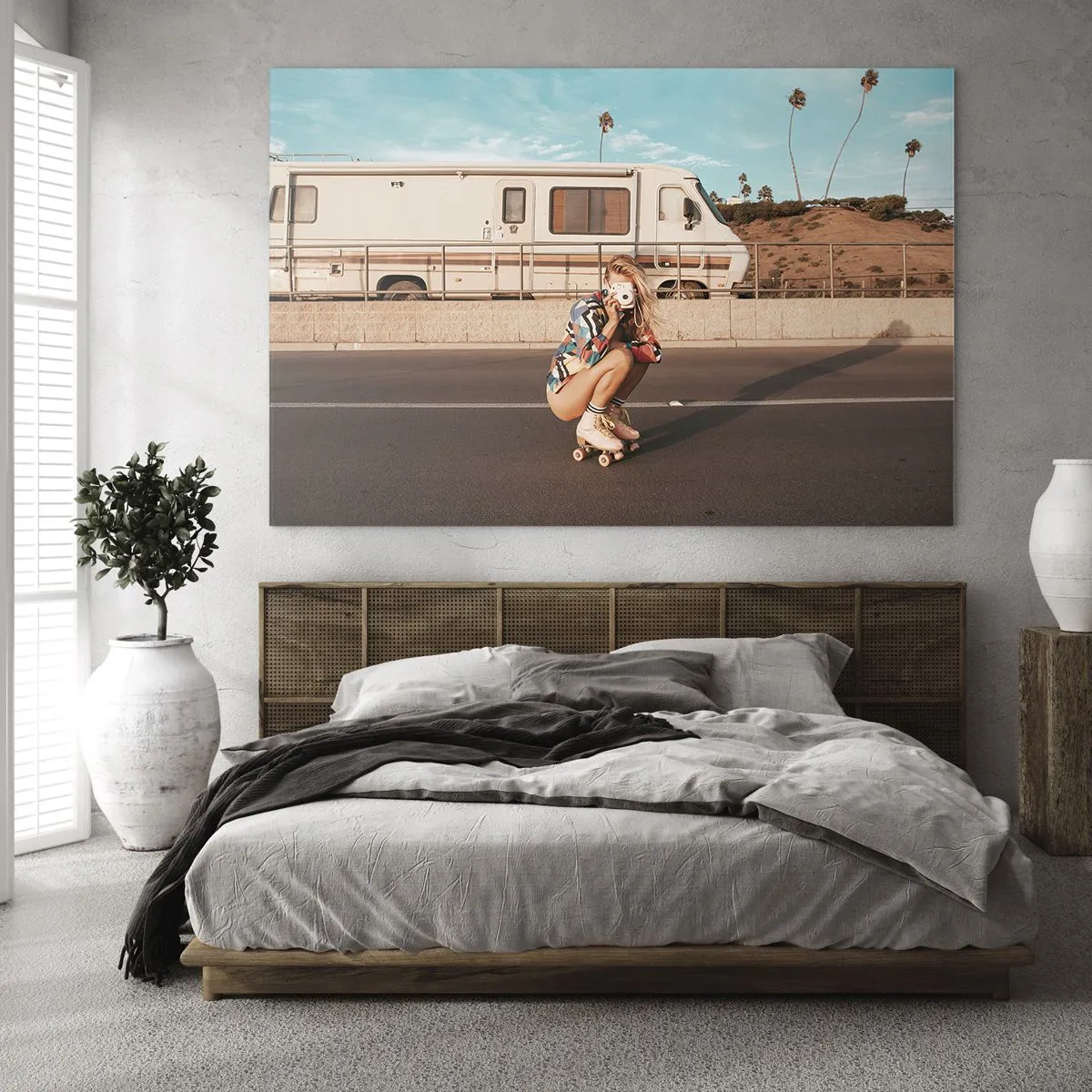 Quadro su vetro - Una ragazza sui pattini a rotelle scatta foto sotto il sole della California. - 70x50cm - Sorridi per favore! - Decorazione murale moderna per soggiorno e camera da letto ARTTOR