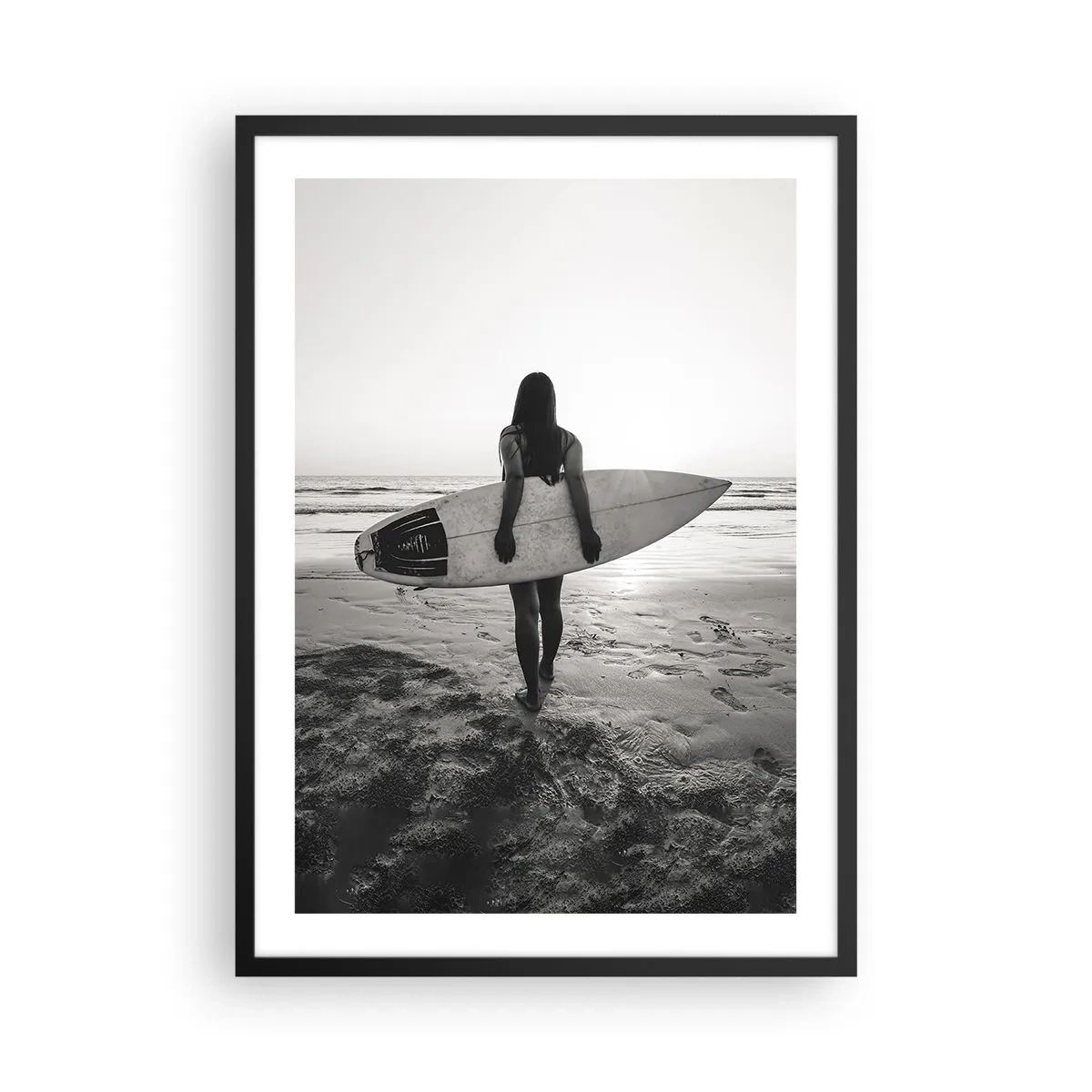 Poster in cornice nera - Donna con una tavola da surf sulla spiaggia al tramonto - 50x70cm - La figlia dell'onda marina - Decorazione murale moderna per soggiorno e camera da letto ARTTOR