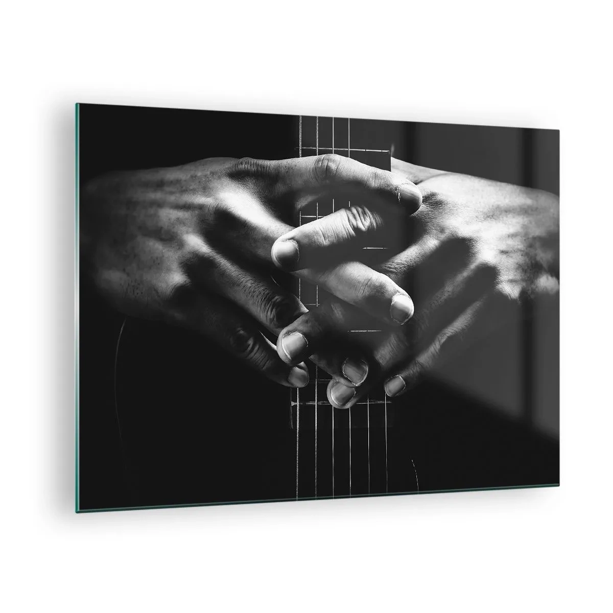 Quadro su vetro - Mani giunte appoggiate sul manico della chitarra in bianco e nero - 70x50cm - La preghiera dell'artista - Decorazione murale moderna per soggiorno e camera da letto ARTTOR
