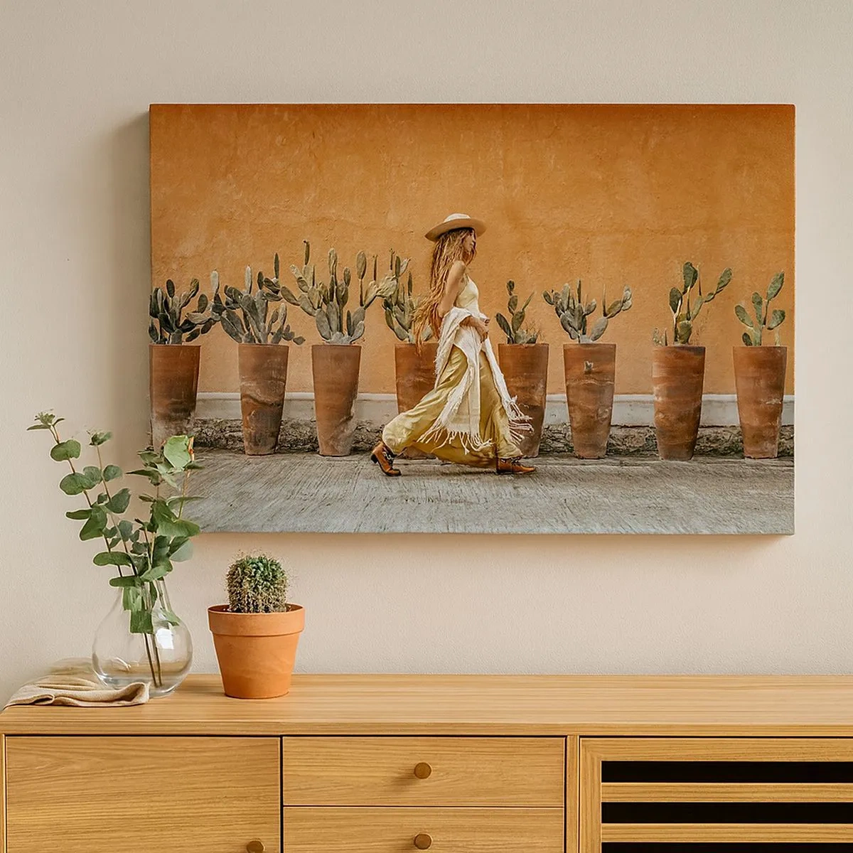 Quadro su tela - Stampe su Tela - Una donna in stile boho con vasi di cactus sullo sfondo. - 70x50cm - In stile hippy - Decorazione murale moderna per soggiorno e camera da letto ARTTOR