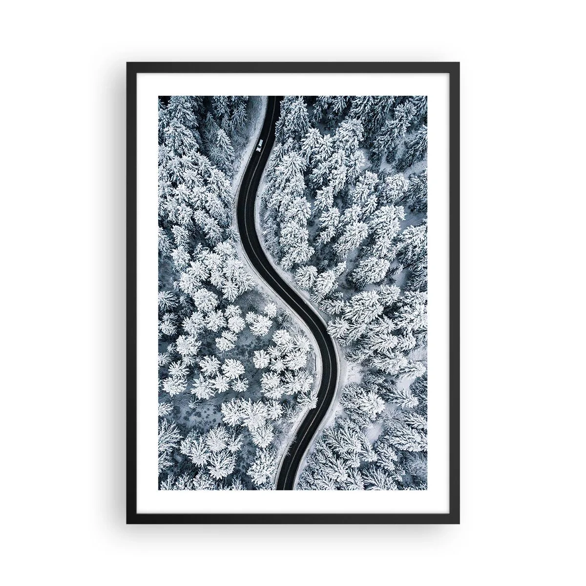 Poster in cornice nera - Una pittoresca strada tra gli alberi innevati vista dall'alto - 50x70cm - Attraverso il bosco invernale - Decorazione murale moderna per soggiorno e camera da letto ARTTOR