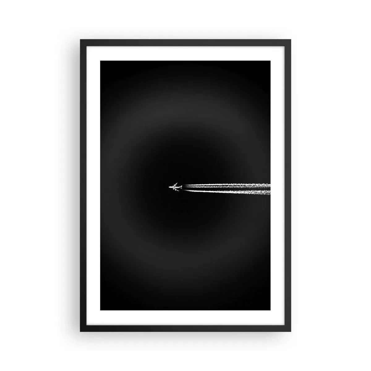 Poster in cornice nera - Un aereo che vola su uno sfondo nero, lasciando scie di condensazione. - 50x70cm - In un'altra dimensione - Decorazione murale moderna per soggiorno e camera da letto ARTTOR