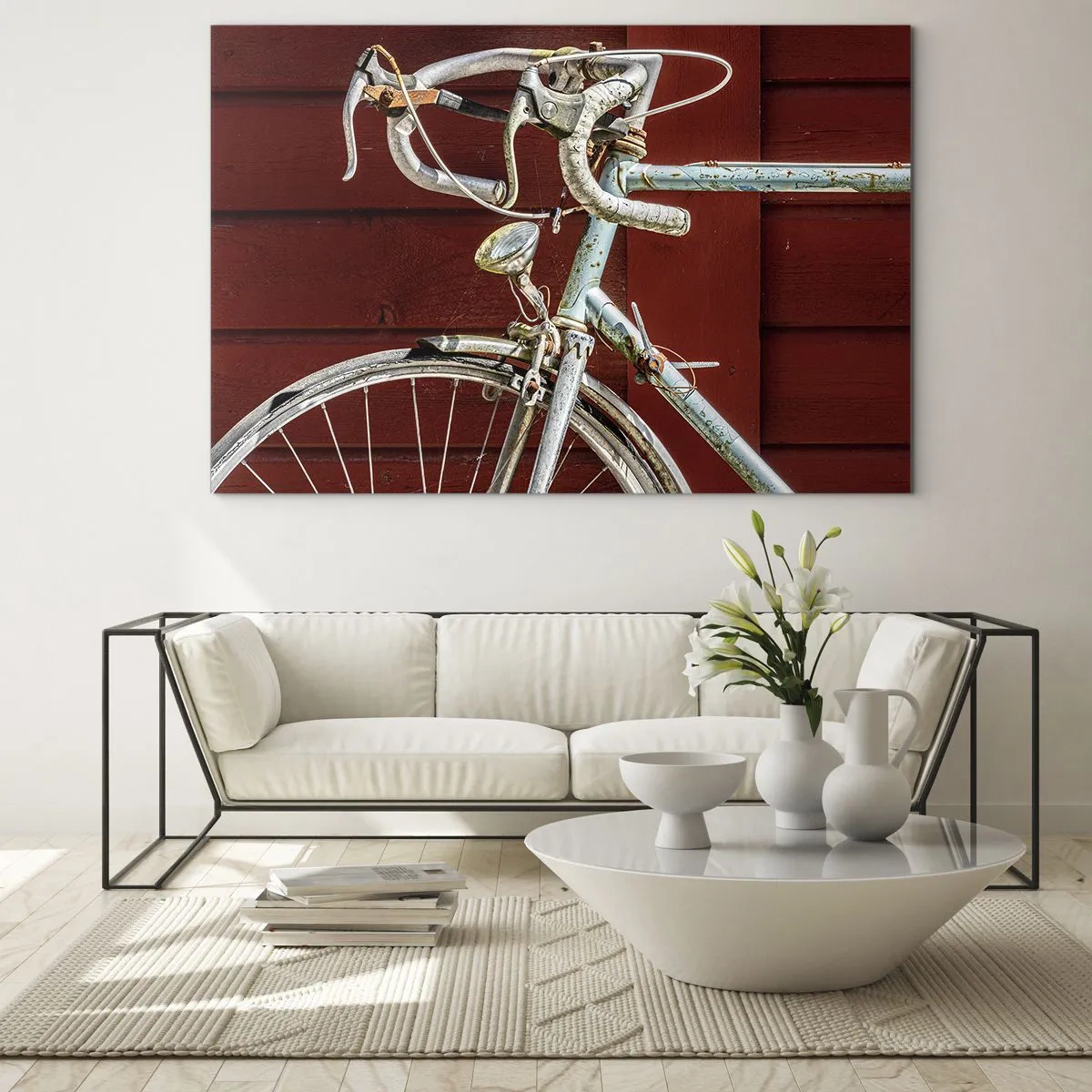 Quadro su vetro - Una vecchia bici da strada degli anni '70 contro un muro di legno rosso - 70x50cm - Creata per la vittoria - Decorazione murale moderna per soggiorno e camera da letto ARTTOR