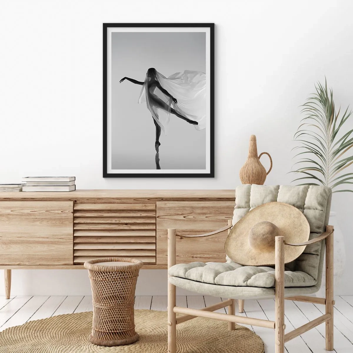 Poster in cornice nera - Una ballerina con un velo arioso in una composizione in bianco e nero - 50x70cm - Leggerezza ed eleganza - Decorazione murale moderna per soggiorno e camera da letto ARTTOR
