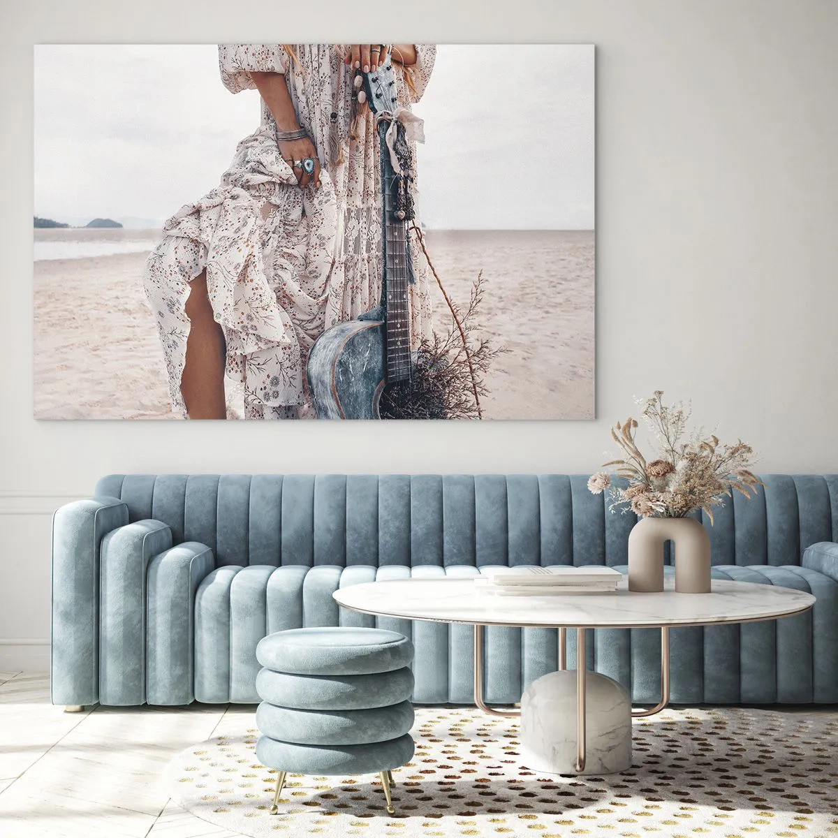 Quadro su vetro - Donna in stile boho con chitarra su una spiaggia deserta - 70x50cm - Figli dei fiori in cammino - Decorazione murale moderna per soggiorno e camera da letto ARTTOR
