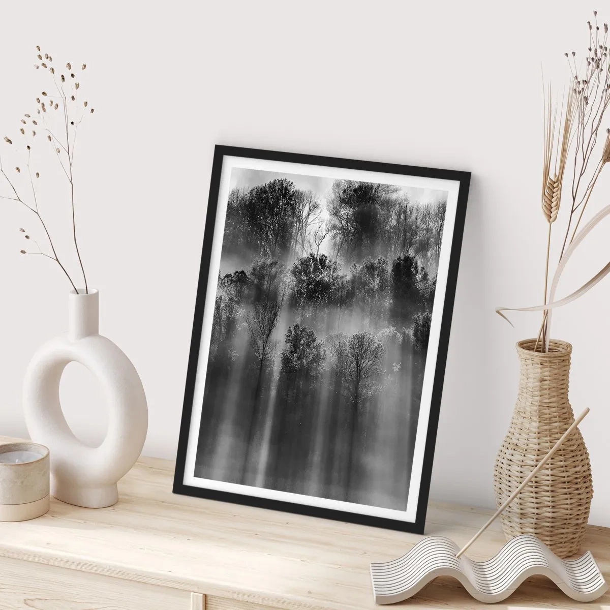 Poster in cornice nera - Foresta in bianco e nero nella nebbia con raggi di sole - 50x70cm - Nei getti di luce - Decorazione murale moderna per soggiorno e camera da letto ARTTOR