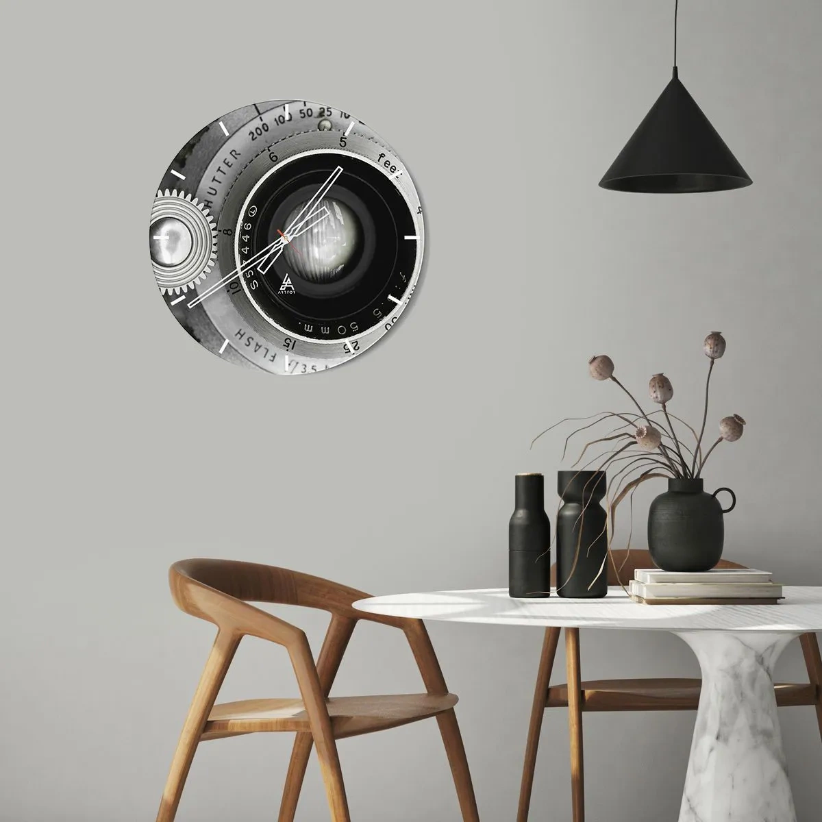 Orologio da parete - Orologio in Vetro - Primo piano dell'obiettivo di una macchina fotografica in bianco e nero - 30x30cm - Racconto su Hollywood - Decorazione murale moderna per soggiorno, cucina e camera da letto ARTTOR