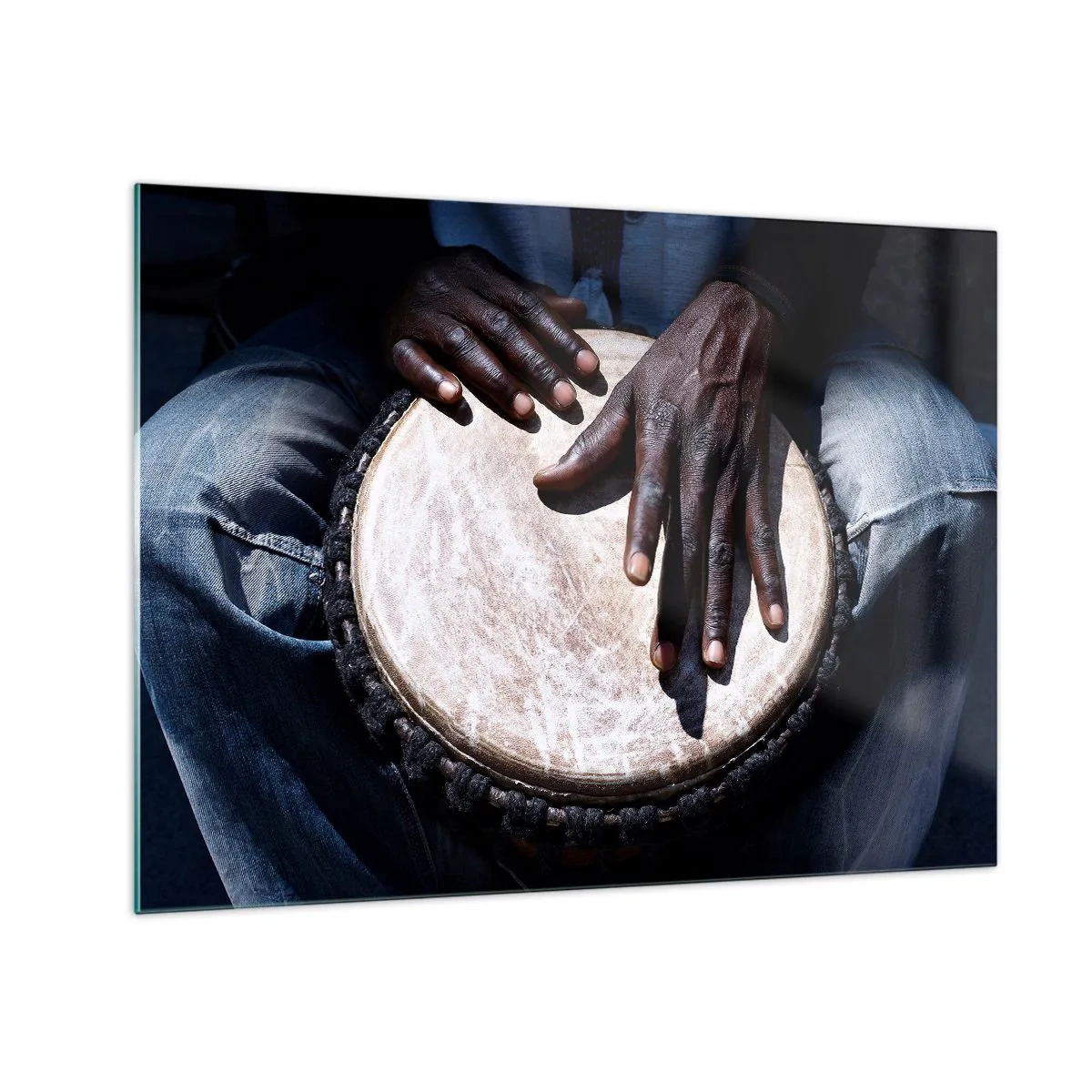 Quadro su vetro - Primo piano delle mani che suonano un tamburo djembe - 70x50cm - Vivi al tuo ritmo - Decorazione murale moderna per soggiorno e camera da letto ARTTOR