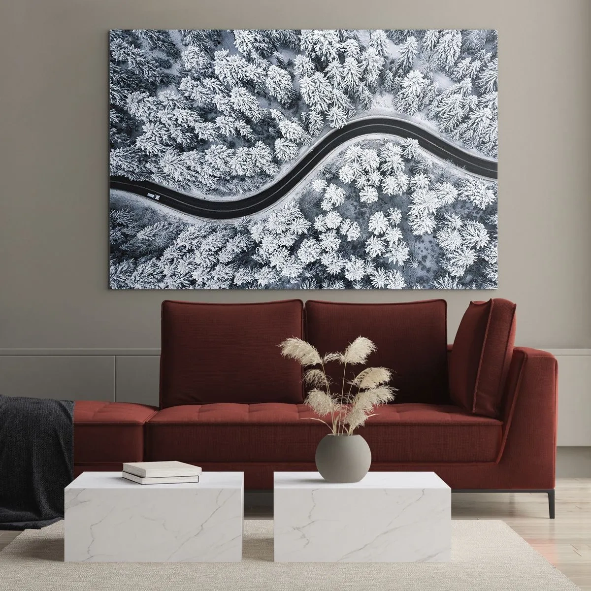Quadro su vetro - Una strada tortuosa attraverso una foresta invernale vista da un drone - 70x50cm - Attraverso il bosco invernale - Decorazione murale moderna per soggiorno e camera da letto ARTTOR