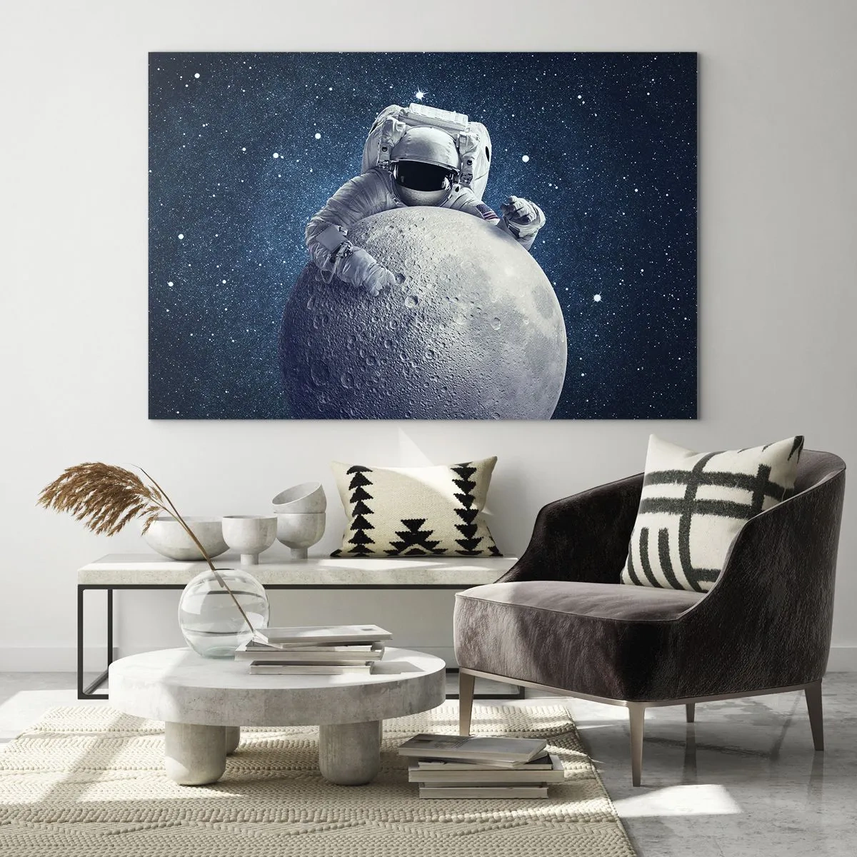 Quadro su vetro - Astronauta che abbraccia la luna contro un cielo stellato - 70x50cm - Burlone spaziale - Decorazione murale moderna per soggiorno e camera da letto ARTTOR