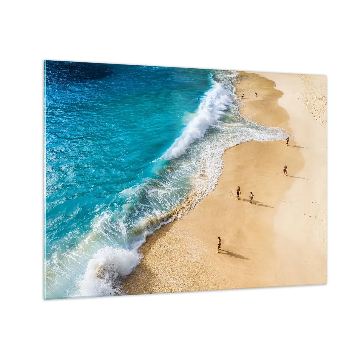 Quadro su vetro - Una spiaggia dorata con acqua turchese e persone che camminano lungo la riva - 70x50cm - E poi il sole, la spiaggia... - Decorazione murale moderna per soggiorno e camera da letto ARTTOR