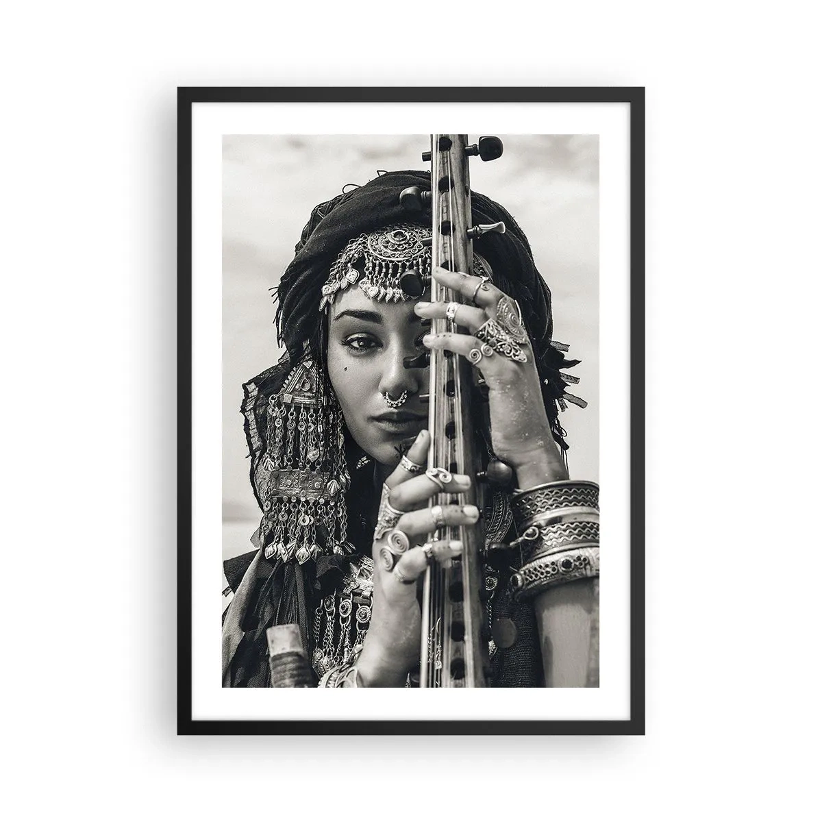 Poster in cornice nera - Ritratto di donna con decorazioni orientali d'epoca - 50x70cm - La musica dell'oriente - Decorazione murale moderna per soggiorno e camera da letto ARTTOR