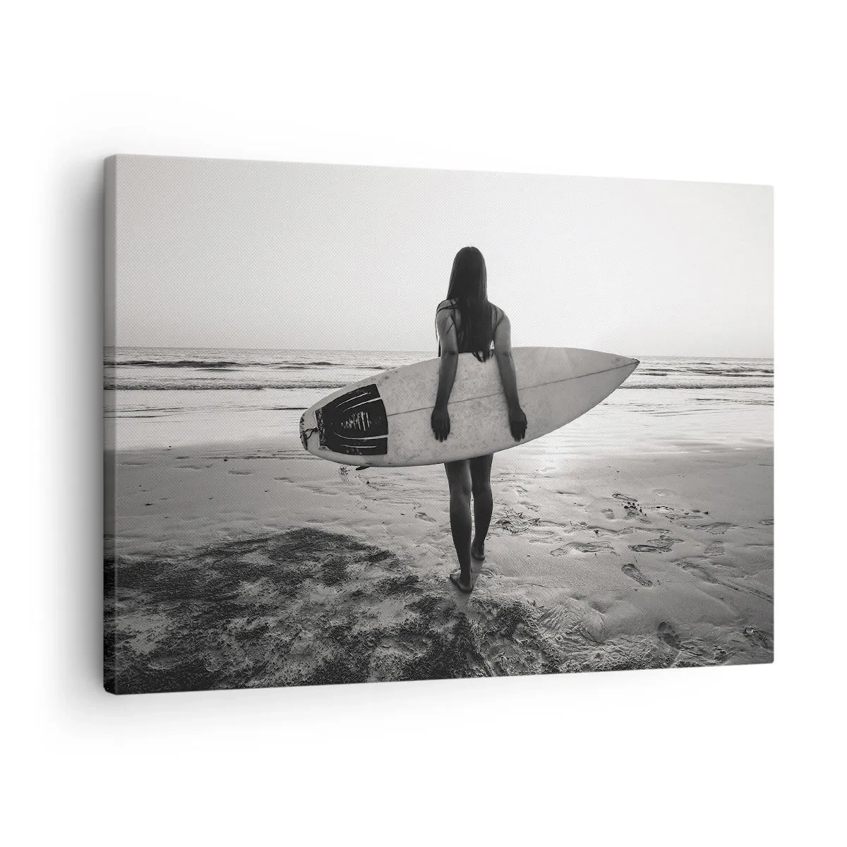 Quadro su tela - Stampe su Tela - Donna con tavola da surf sulla spiaggia in bianco e nero - 70x50cm - La figlia dell'onda marina - Decorazione murale moderna per soggiorno e camera da letto ARTTOR