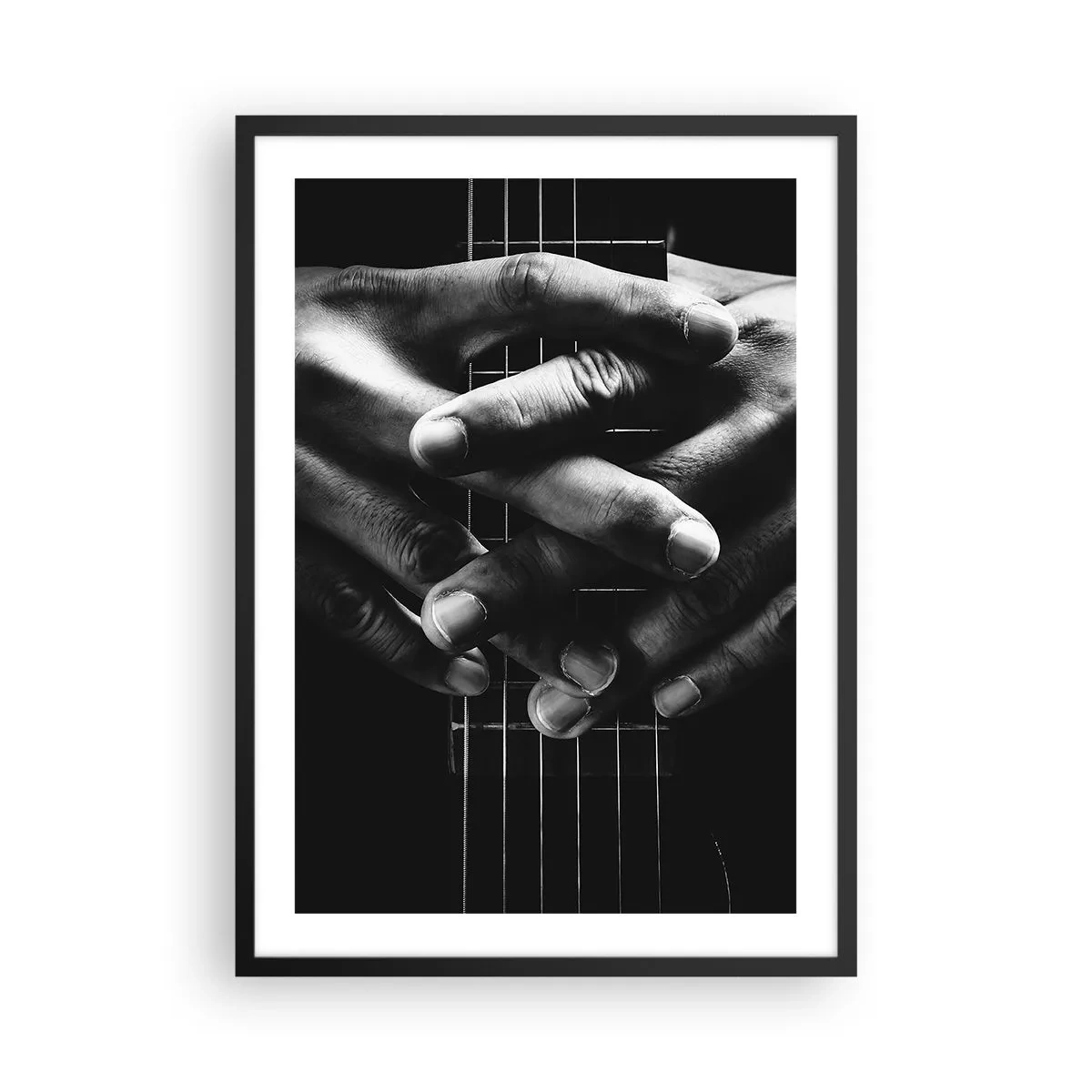 Poster in cornice nera - Mani intrecciate sulle corde di una chitarra in bianco e nero - 50x70cm - La preghiera dell'artista - Decorazione murale moderna per soggiorno e camera da letto ARTTOR