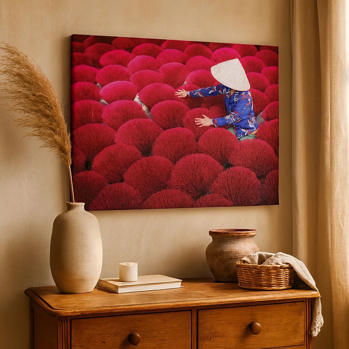 Quadro su tela - Stampe su Tela - Una donna che indossa un cappello tradizionale tra bastoncini di incenso rosso - 70x50cm - Nel campo di riso - Decorazione murale moderna per soggiorno e camera da letto ARTTOR