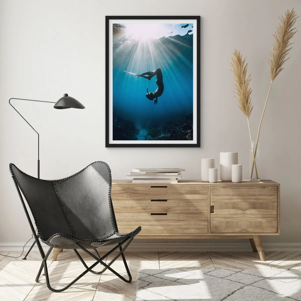 Poster in cornice nera - Subacqueo nei raggi di luce sott'acqua - 50x70cm - Danza subacquea - Decorazione murale moderna per soggiorno e camera da letto ARTTOR