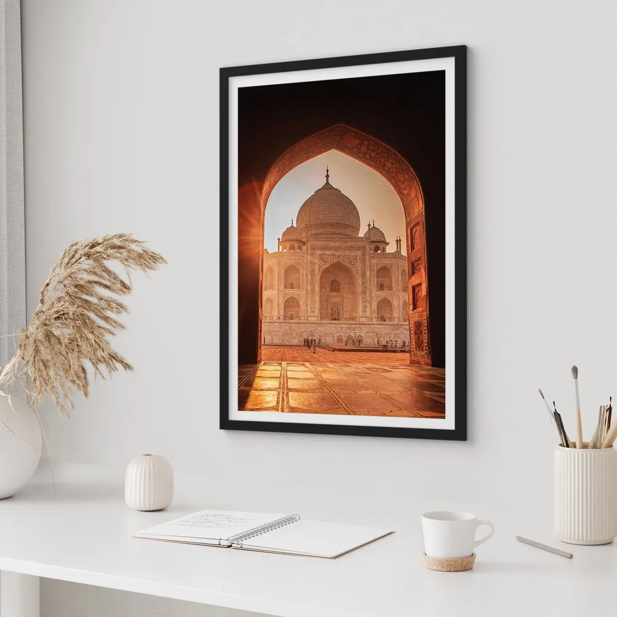 Poster in cornice nera - La struttura monumentale vista attraverso l'arco decorato al tramonto - 50x70cm - Monumento all'amore ultraterreno - Decorazione murale moderna per soggiorno e camera da letto ARTTOR