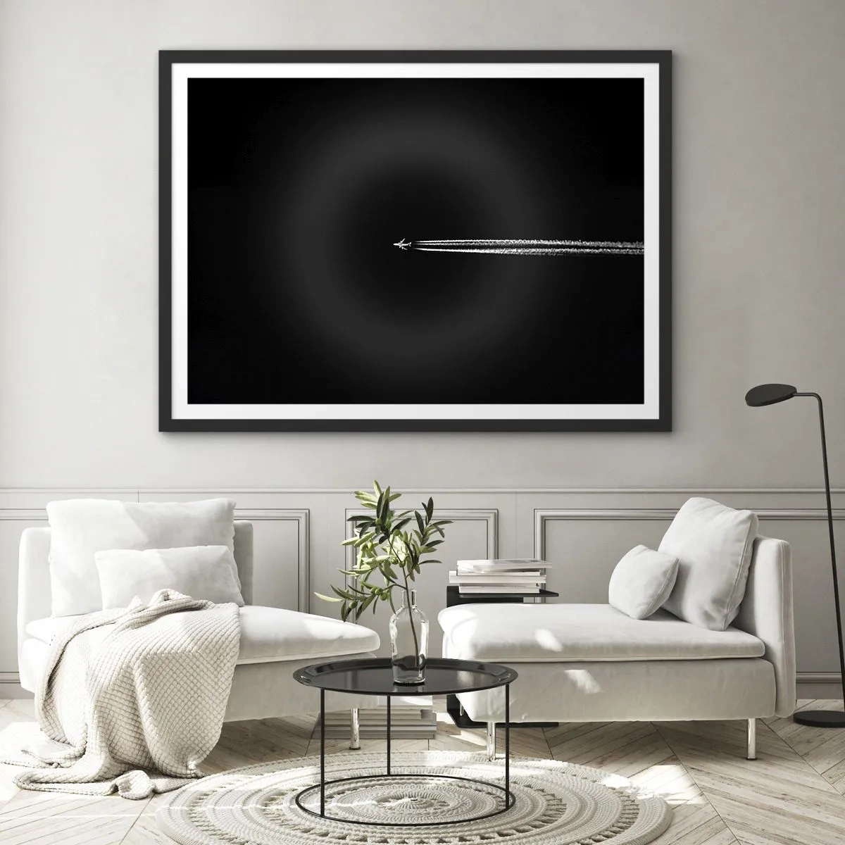 Poster in cornice nera - Un aereo a reazione con una scia di condensazione visibile su uno sfondo nero - 70x50cm - In un'altra dimensione - Decorazione murale moderna per soggiorno e camera da letto ARTTOR