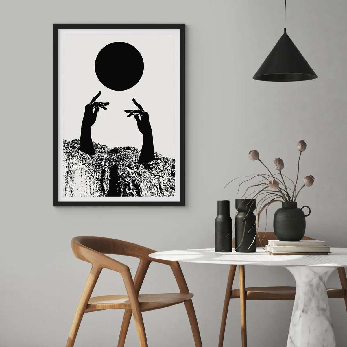 Poster in cornice nera - Mani simboliche che raggiungono una palla nera su uno sfondo di rocce - 50x70cm - Composizione surreale: sole e resto - Decorazione murale moderna per soggiorno e camera da letto ARTTOR