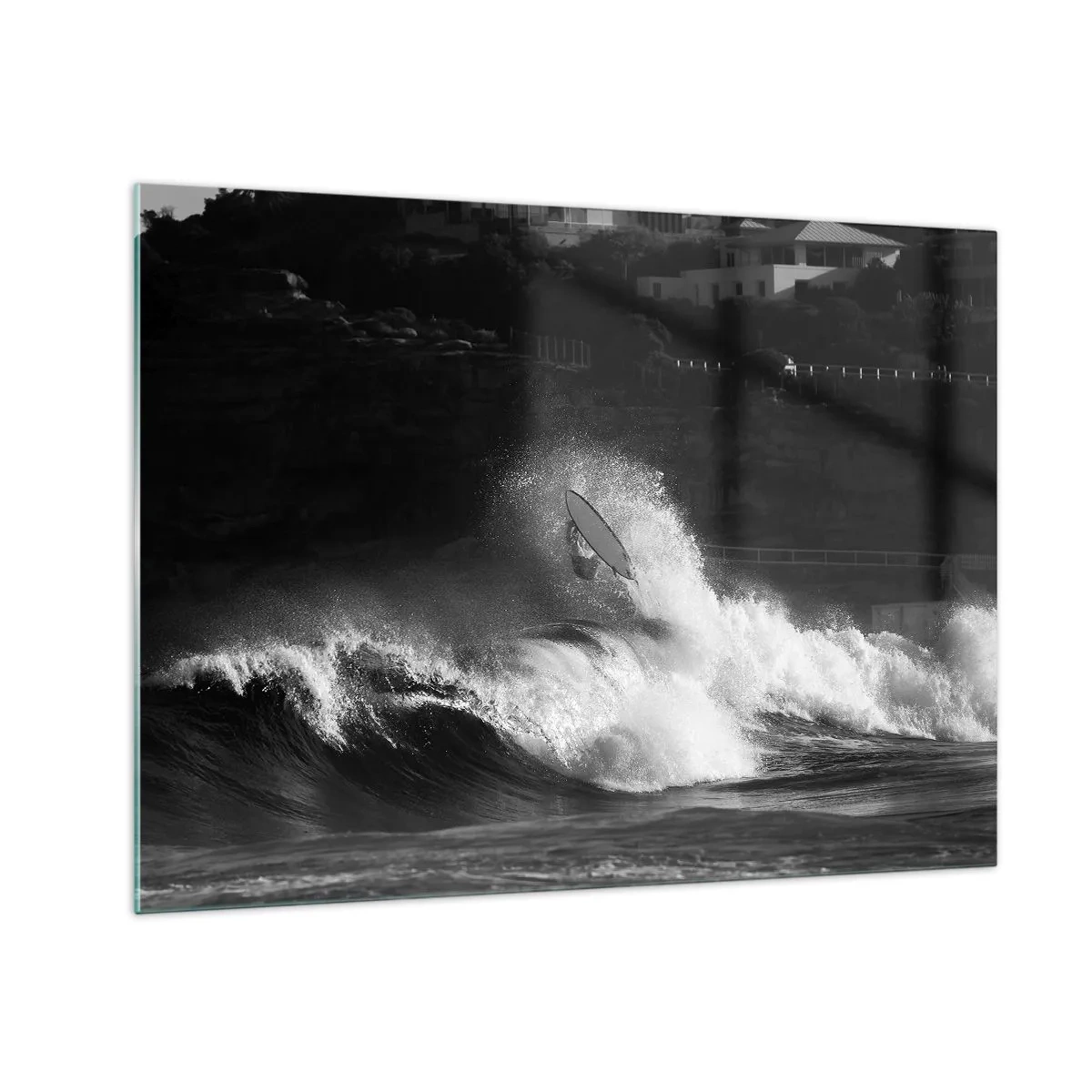 Quadro su vetro - Un surfista che cavalca un'onda immortalato in una fotografia in bianco e nero - 70x50cm - Sfida accettata! - Decorazione murale moderna per soggiorno e camera da letto ARTTOR