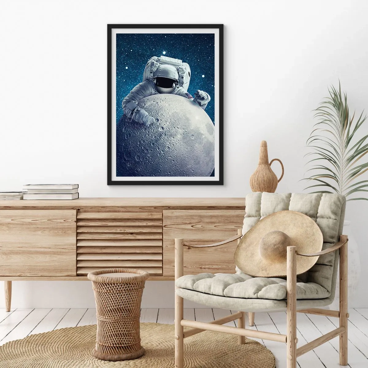 Poster in cornice nera - Un astronauta tiene in mano un pezzo di luna contro un cielo stellato. - 50x70cm - Burlone spaziale - Decorazione murale moderna per soggiorno e camera da letto ARTTOR