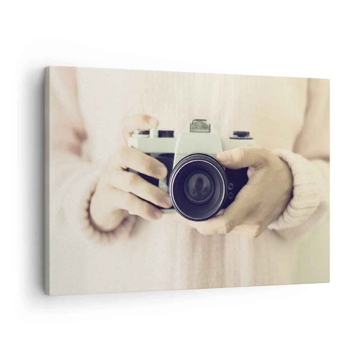 Quadro su tela - Stampe su Tela - Macchina fotografica retrò tenuta in mano su uno sfondo chiaro - 70x50cm - Per vedere meglio... - Decorazione murale moderna per soggiorno e camera da letto ARTTOR