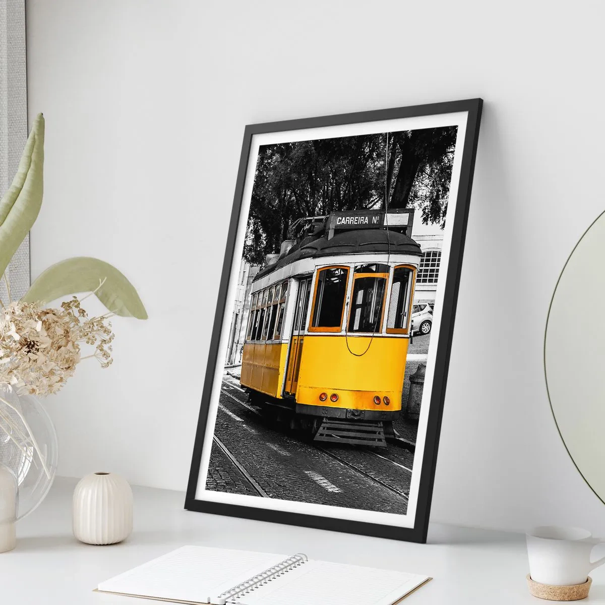 Poster in cornice nera - Un tram giallo su uno sfondo urbano bianco e nero - 50x70cm - Con il fado in sottofondo - Decorazione murale moderna per soggiorno e camera da letto ARTTOR