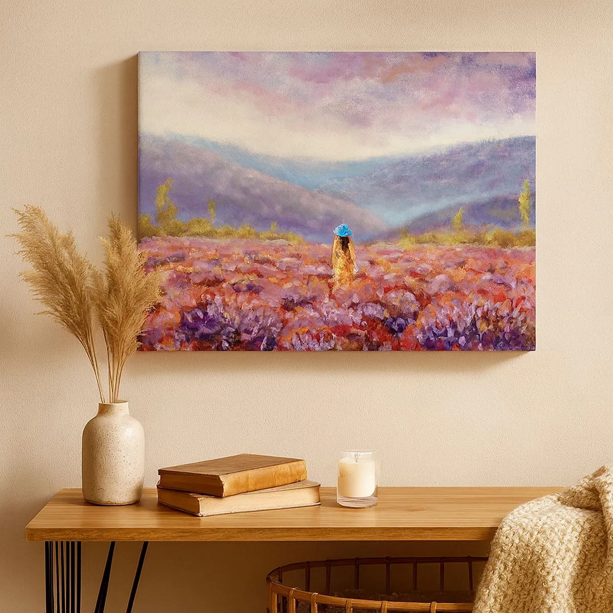 Quadro su tela - Stampe su Tela - Una donna con un cappello cammina in un campo di lavanda. - 70x50cm - Nel mondo di lavanda - Decorazione murale moderna per soggiorno e camera da letto ARTTOR