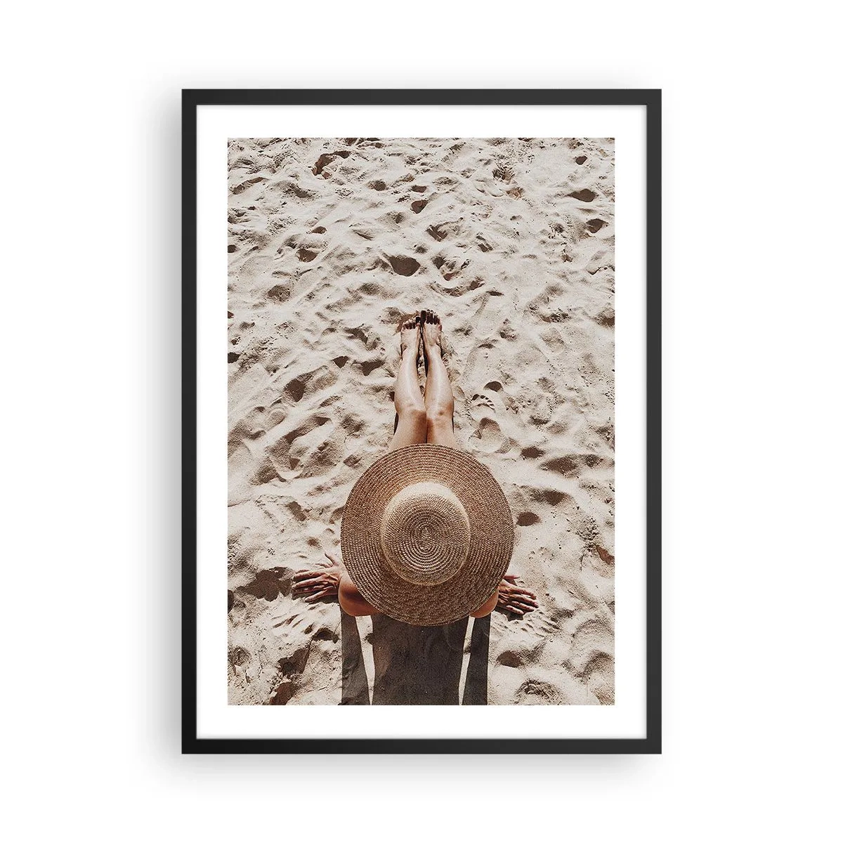 Poster in cornice nera - Persona che prende il sole sulla spiaggia, vista dall'alto con un grande cappello contro la sabbia - 50x70cm - Un tempo di sogno - Decorazione murale moderna per soggiorno e camera da letto ARTTOR