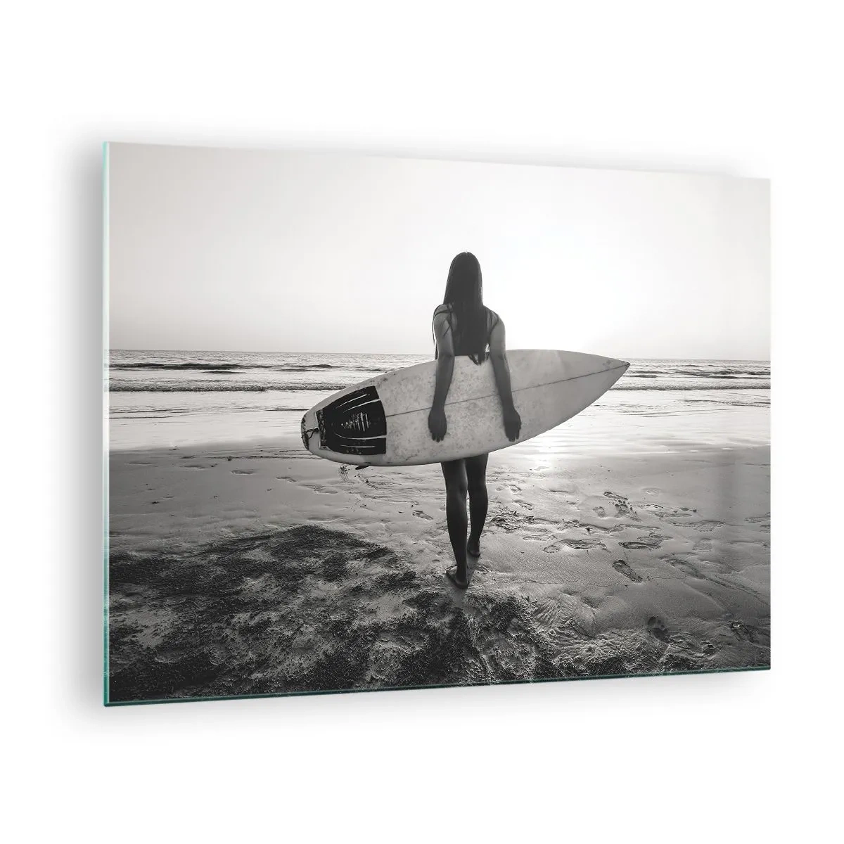 Quadro su vetro - Donna con una tavola da surf sulla spiaggia all'alba - 70x50cm - La figlia dell'onda marina - Decorazione murale moderna per soggiorno e camera da letto ARTTOR