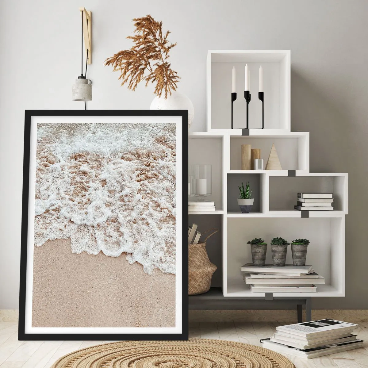 Poster in cornice nera - Dolci onde che si infrangono sulla sabbia della spiaggia - 50x70cm - Torno subito - Decorazione murale moderna per soggiorno e camera da letto ARTTOR