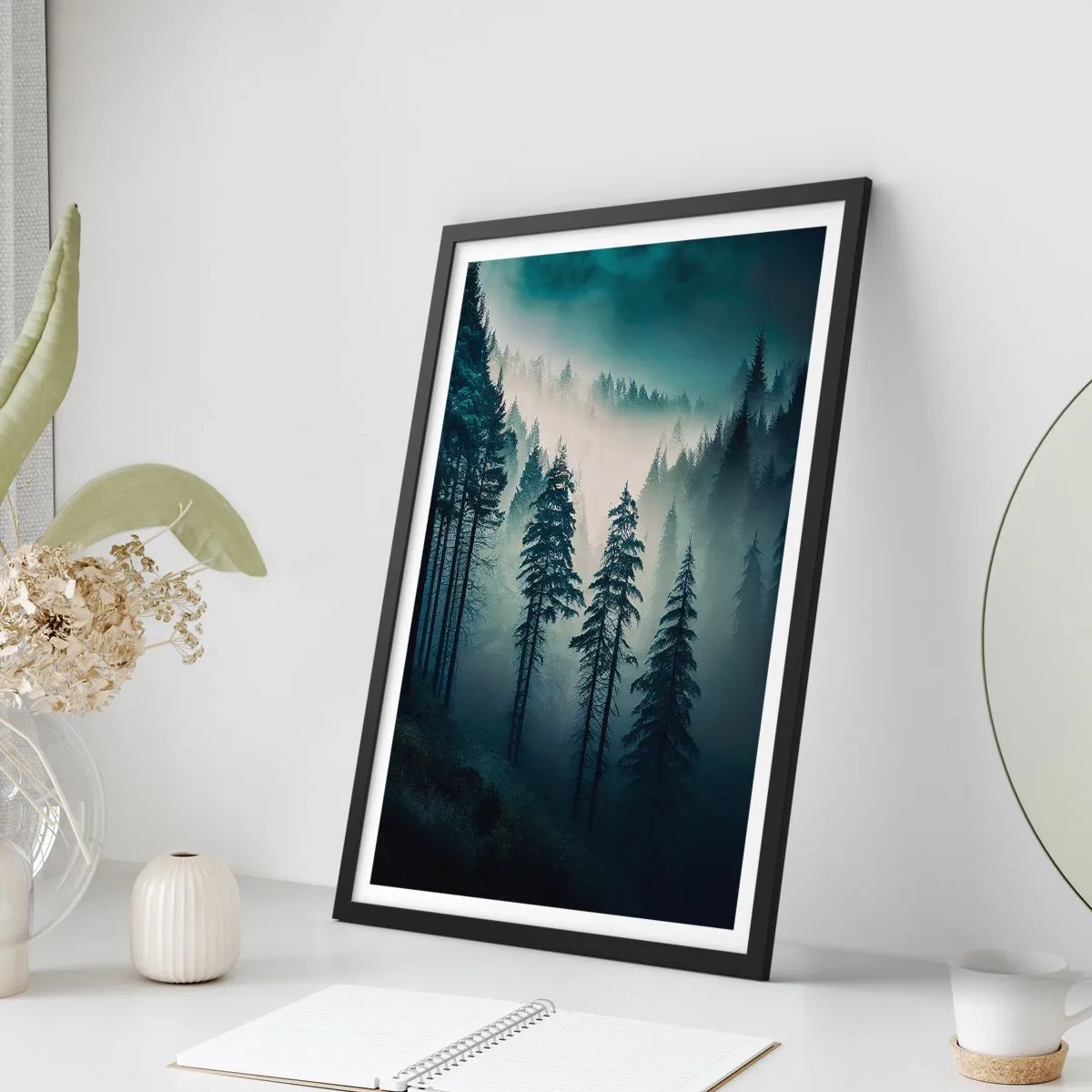 Poster in cornice nera - Una foresta oscura avvolta nella nebbia - 50x70cm - Mattino montano - Decorazione murale moderna per soggiorno e camera da letto ARTTOR