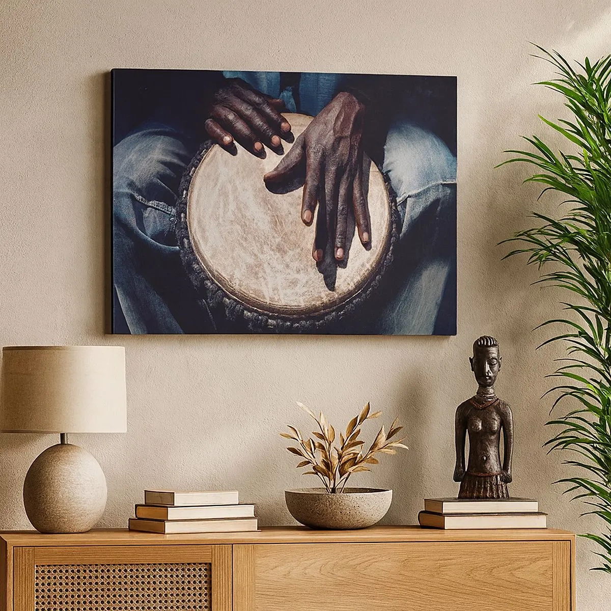 Quadro su tela - Stampe su Tela - Mani che suonano un tamburo djembe in una composizione dinamica - 70x50cm - Vivi al tuo ritmo - Decorazione murale moderna per soggiorno e camera da letto ARTTOR