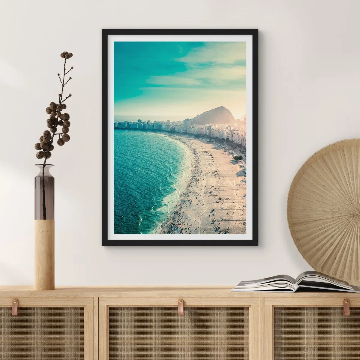 Poster in cornice nera - Vista della spiaggia e della città al tramonto - 50x70cm - Vacanze senza fine a Rio - Decorazione murale moderna per soggiorno e camera da letto ARTTOR