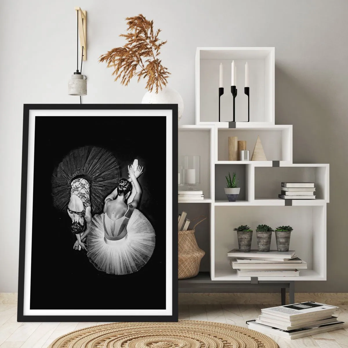 Poster in cornice nera - Ballerine in uno scatto in bianco e nero visto dall'alto - 50x70cm - Yin e yang - equilibrio ideale - Decorazione murale moderna per soggiorno e camera da letto ARTTOR