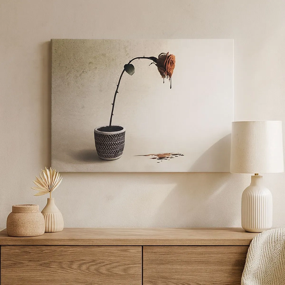 Quadro su tela - Stampe su Tela - Una rosa rossa in un vaso con gocce di tintura su uno sfondo bianco - 70x50cm - Rosa dolorosa - Decorazione murale moderna per soggiorno e camera da letto ARTTOR