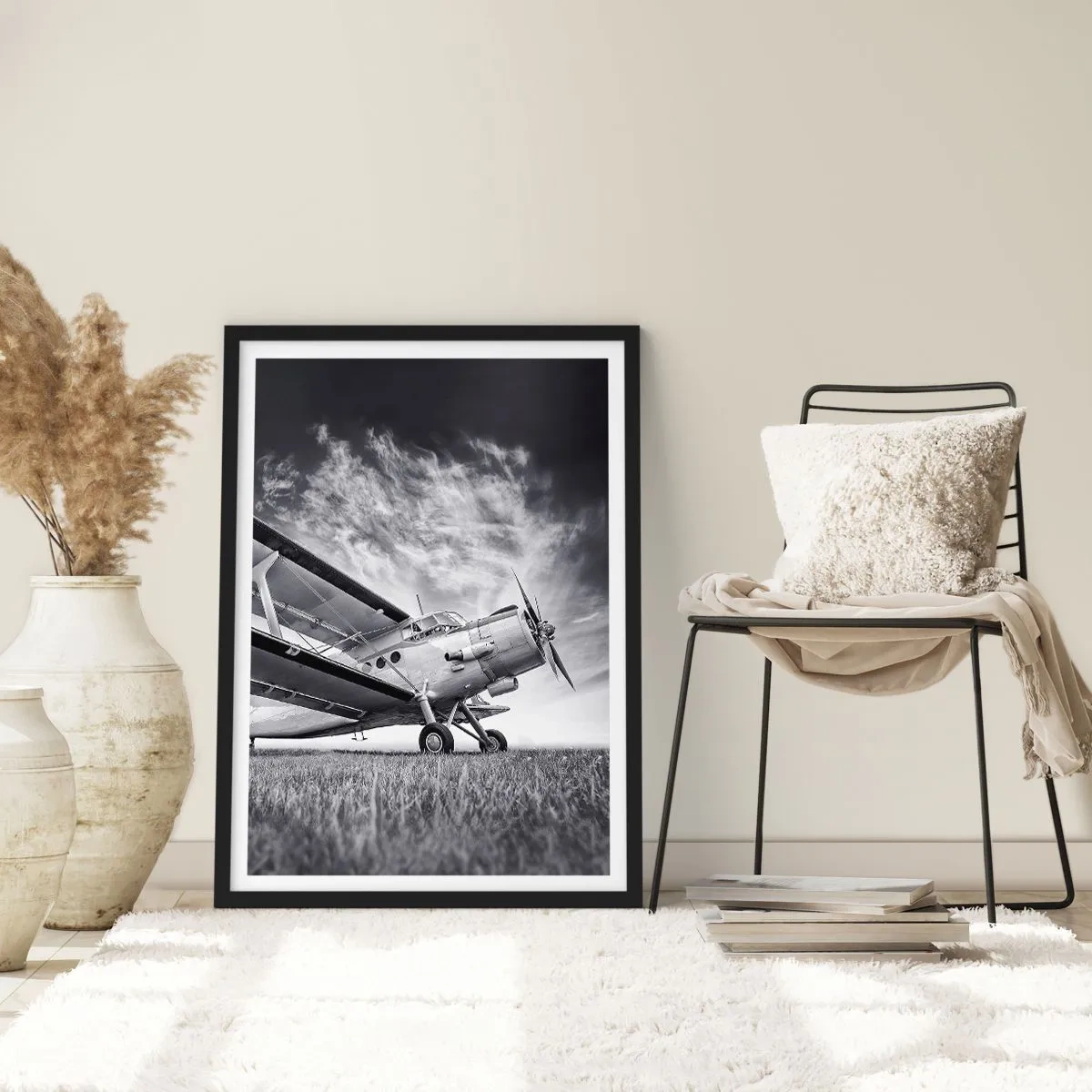 Poster in cornice nera - Un'immagine in bianco e nero di un aereo contro un cielo dinamico. - 50x70cm - Giramondo alato - Decorazione murale moderna per soggiorno e camera da letto ARTTOR
